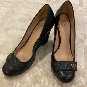Tory Burch | LEILA CLOSED-TOE WEDGE - BLACK/BLACK | Quilted Wedge | Size 8